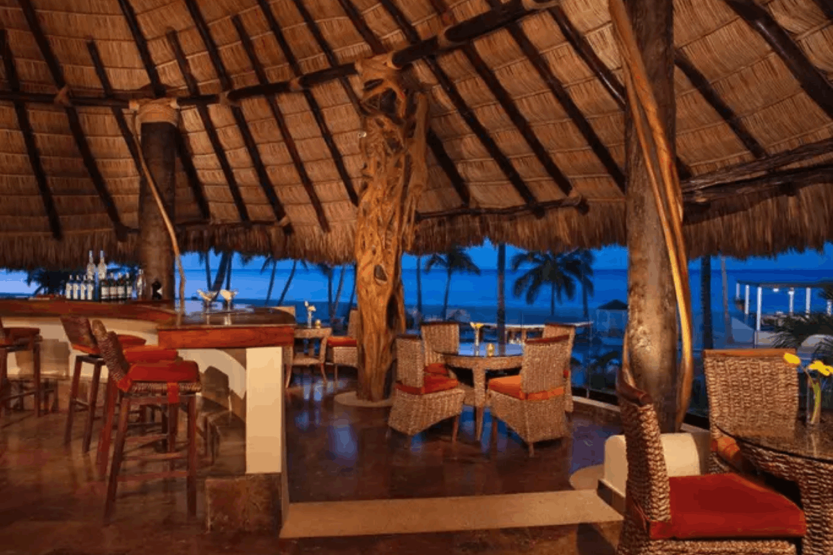 Bar Altitude Club en Krystal Grand Los Cabos con coctelería, tapas y ambiente exclusivo para huéspedes Altitude.